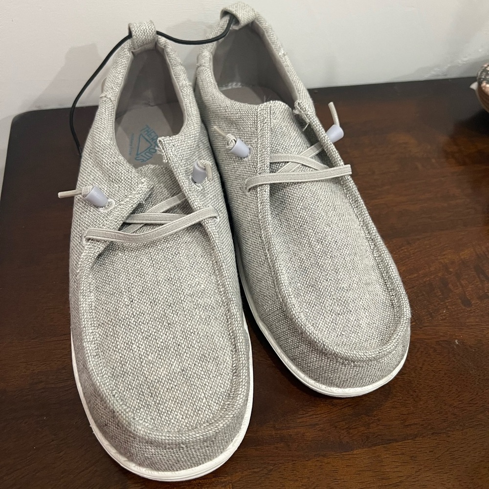 NIB Thereabouts Lightweight Grey Taupe Memory Form Shoes Size 6 Medium